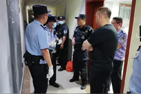 因情感纠纷发生争执，刀架在受害人脖子上，千钧一发之际民警果断出手……图片