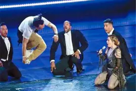 麦当娜演唱会，陈奕被当成歌迷叫上台还被踢了屁股，E神好开心图片