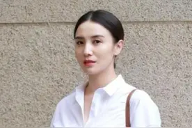 39岁宋佳与男友现身酒店，喝到烂醉，与男友当众搂抱毫不避讳图片