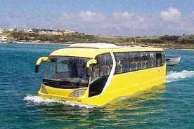 德国造世界第一辆两栖公交车，能当游艇开，一般驾照开不了