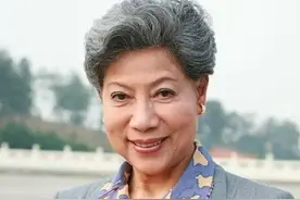 86岁鬼后罗兰近况，头发花白身形佝偻需人搀扶，至今未嫁令人惋惜图片