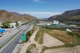 记者直击徒步直播乱象：假徒步者对着手机原地踏步，有人强令记者删除照片、视频图片