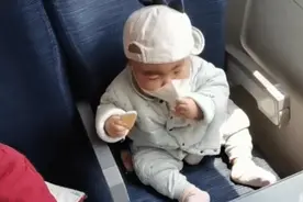 “最惜命宝宝”火了，高铁上吃饼干现“模范”操作，网友自愧不如图片