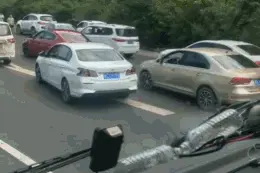 熊孩子高速路上摆一排锥桶，瞬间大堵车！司机交警全懵了图片