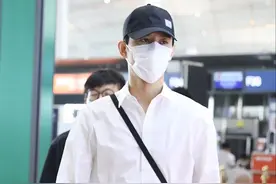 王凯走机场成功藏住年纪，穿白衬衫戴墨镜很有少年感，看不出39岁图片