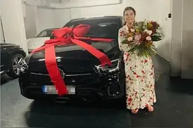 C罗母亲节送妈妈豪车，祝福没忘乔治娜，欲回尤文被2.6亿飞机耽误图片