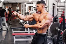 冉冉升起的健体新星，安德烈与雷蒙博德的肩膀图片