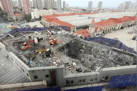 挖掘机上楼顶，华联商厦拆迁中图片