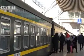 “极寒列车”上 他们用心维护温暖旅途图片