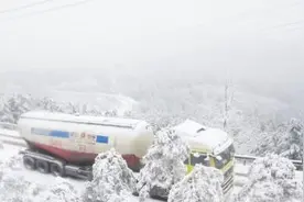 今日8时 贵州68处高速路段因凝冻交通管制图片