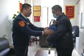 的哥捡到40万现金 一个小时物归原主图片