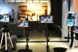 白领与网红学历差距大，前者月入一万，后者月入十万图片