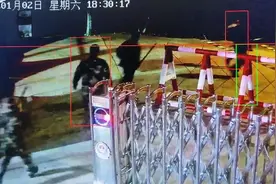 营区门口突发车祸，武警官兵火速救治图片