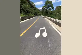 会“唱”红歌的马路火遍全网 背后的故事你知道吗？图片