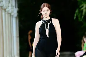 26岁超模吉吉亮相米兰T台，肌肤雪白显富态，比生娃前壮硕了很多图片