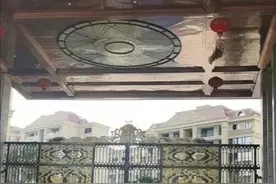 四川达州澜湖郡小区 刚交房大门吊顶就垮塌图片