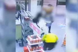 奔驰女车主逼加油员磕头？车主2岁半儿子目睹全过程视频封面