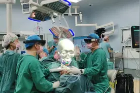 惊呆了！医生妙手“借”腿骨造下巴，实现五次手术一次完成图片