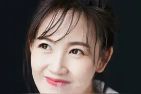 王宝强前妻近照像变了个人，气质大变温婉可人，网友：变清纯了图片