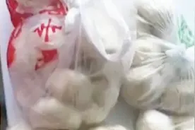 “那怕贵过机票，也得给儿子带去”，西安一父母带100包子坐飞机视频封面