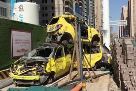 郑州七八辆共享汽车“暴尸”街头 市民：真可惜图片