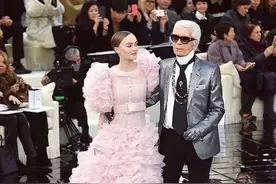 “临产孕妇”竟然还可以去香奈儿走秀，也就老佛爷宠她图片