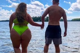 真爱！230斤胖妹妹与130斤网恋男友订婚，穿比基尼狂撒狗粮图片