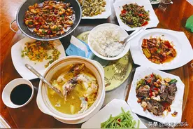 第一次陪男友回家，半夜到家准婆婆依然下厨，一桌菜让我宾至如归图片