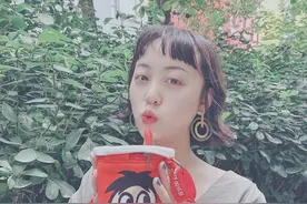旺仔牛奶罐斜挎包，你的夏日时尚单品图片