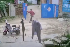 女子关门被风戏弄来回跑，始终无法同时关上，丈夫：平时也不笨图片