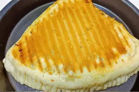 蒸包子剩的肉馅烙个多层肉饼，外酥里香太好吃了，咬一口满嘴流油图片