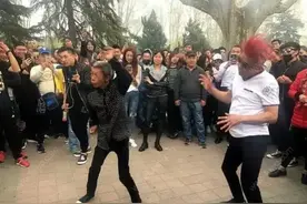 郑州尬舞猴王，从风光一时到落魄流浪，到底经历了什么？图片