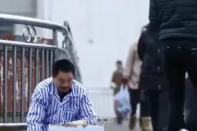 导演真实跟拍乞讨者：磕头流眼泪一天挣几百，晚上就大吃大喝图片