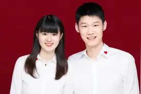 ​广厦主力跟相恋6年女友领证，两人晒出甜蜜合照，球迷：祝福图片