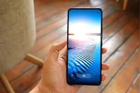 国产手机做到了，前置镜头彻底“消失”，苹果iPhone再次被甩开图片