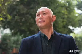 光头哥千里求亲被丈母娘无情拒绝，女友殉情相胁，结局令人欣慰图片