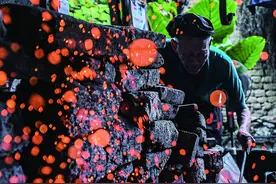 一天不打铁，浑身都难受！桂林夫妻铁匠铺里抡锤相伴70年图片