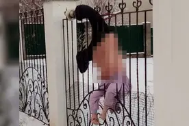 零下15度深夜，俄女子翻围栏被卡，次日早上遗体倒挂着僵在栏杆上图片