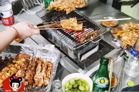 宝藏烤串烤皮小店藏在马路边的民房里，竟然每晚7点爆满排队？图片