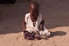 1岁妹妹饿哭了，9岁姐姐只能给她喝水充饥，非洲孤儿的绝望图片