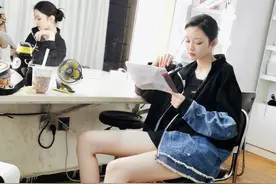 盖玥希的腿一般人模仿不来，皮衣配长裤看似很休闲，豹纹帽最吸睛图片