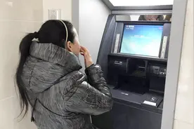 ATM机上插着张银行卡，小伙看到取走一万多，还钱后还会被判刑吗视频封面