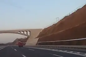 太原大货车高速上演“飘带舞”，交警不能忍了图片