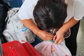 河南一儿子带妈妈坐高铁，妈妈行囊装满了尿素袋，网友：妈妈的爱图片