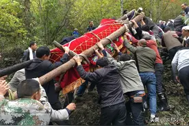 火葬少了人情味，北大教授吴飞提议“恢复土葬”，你赞成吗？图片