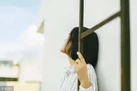 小说：女孩和他打赌输了，不得不答应他的条件，男孩喜欢欺负她图片