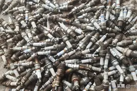 汽车火花塞到底多久需要换？需要升级材质吗？别再被忽悠了。图片