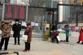 郑州租房需求排前列，但为啥有房子还不好出租？以至于房东路边“摆摊求租”图片