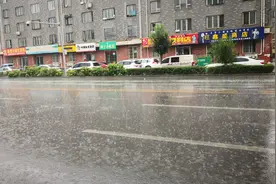 雨越下越大，雨中同撑一把伞的身影，是寂寥街面上的一道风景图片