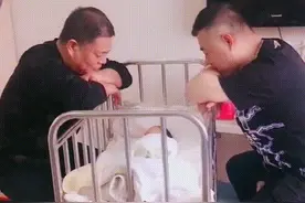 刚出生的“独苗”，爷爷和姥爷深情凝视半小时，网友：以为是照片图片